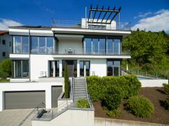 Holz-Alu-Fenster und Alu-Haustüre mit Corten-Stahl