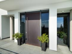 Haustüre Alu mit Seitenteilen und langer Griffstange in Edelstahl