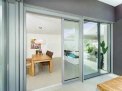 Hebe-Schiebe-Anlage in Alu-Holz mit rahmenloser Festverglasung