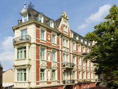 Holzfenster mit Oberlicht und Zierprofilen 
