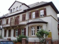 Stadtvilla mit Holzfenster weiß