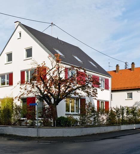 Holzfenster mit Schiebeläden