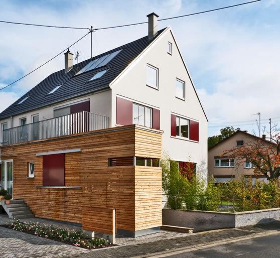 Holzfenster mit Schiebeläden