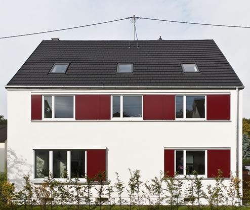 Holzfenster 1- und 2-flg. mit roten Schiebeläden