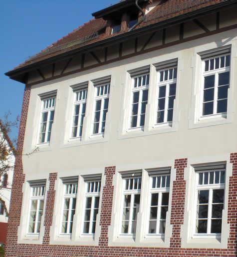 Holzfenster mit Sprossen und Oberlicht