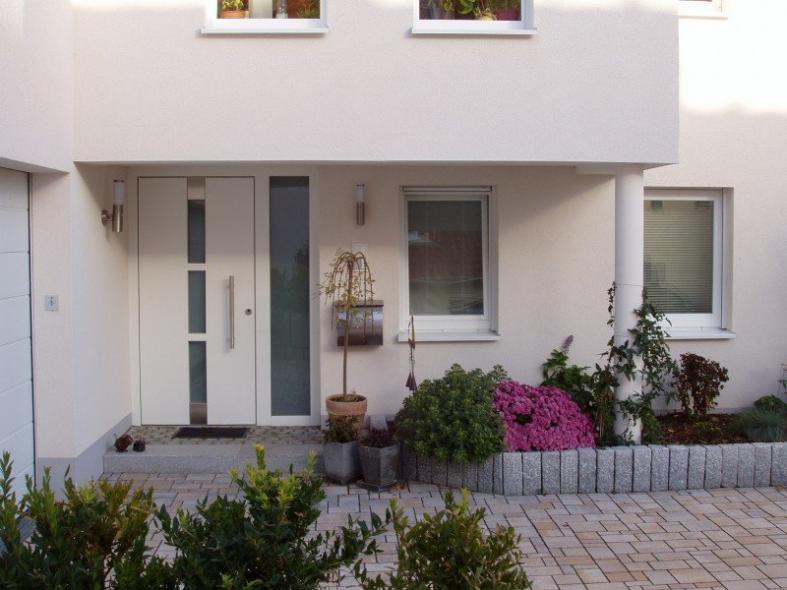 Haustüre in Aluminium weiß mit Seitenteil