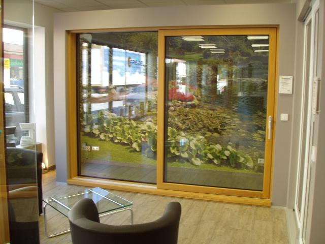 Ausstellung Balkontür mit Holzrahmen 