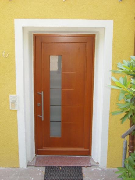 Haustüre in Holz mit Lichtausschnitt