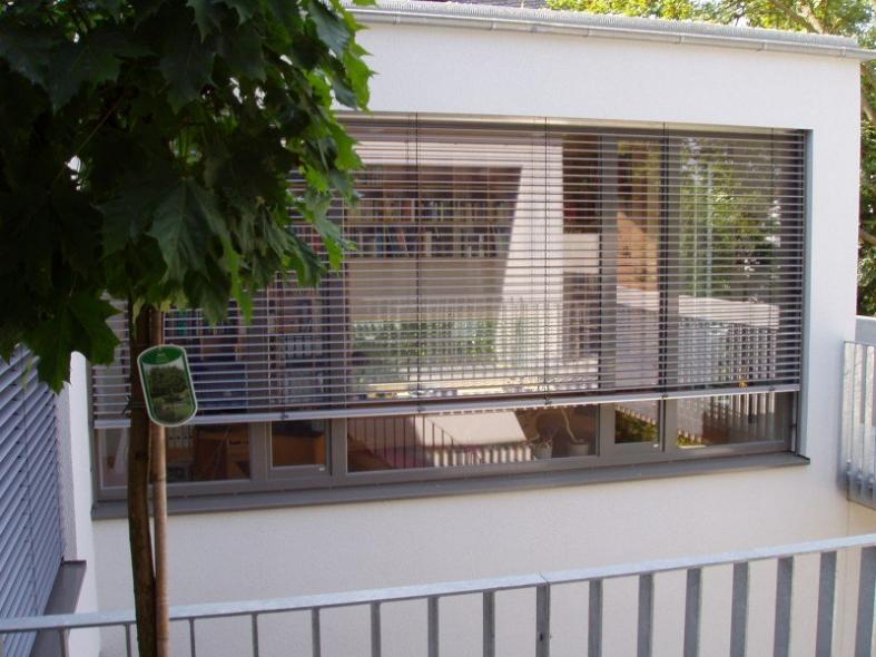 Holz-Alu-Fenster mit Jalousie