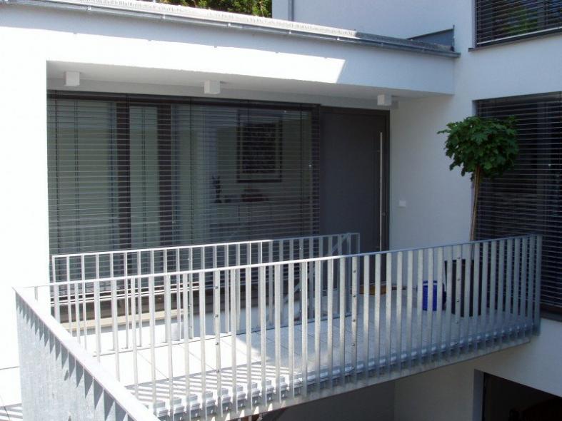 Holz-Alu-Fenster mit Jalousie