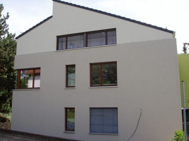 Holzfenster und Eckfenster mit Jalousien