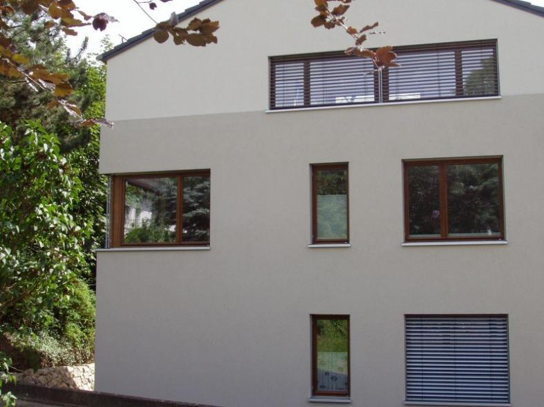 Holzfenster und Eckfenster mit Jalousien