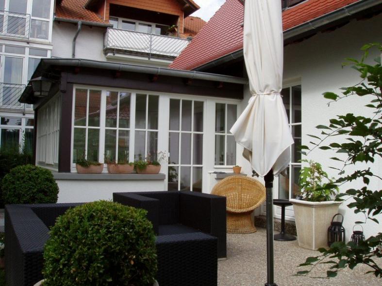 Holzfenster und Balkontüre mit Sprossen im Wintergarten