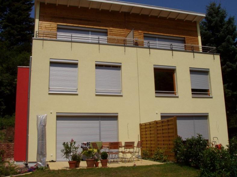 Holzfenster mit Sonnenschutz