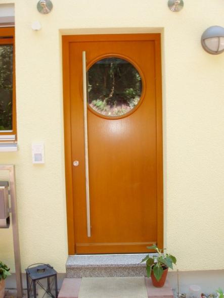 Holz-Eingangstüre mit Bullauge und Griffstange Edelstahl