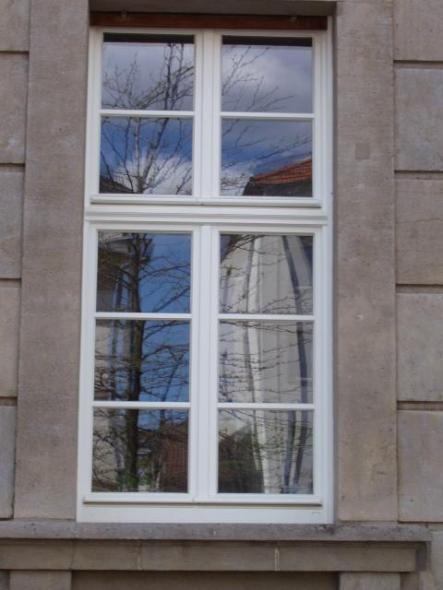 Holzfenster mit Wetterschenkel und Sprossen in Steinfassade verbaut
