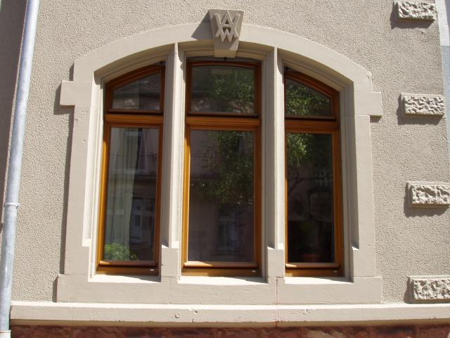 Holzfenster hinter Gewände verbaut