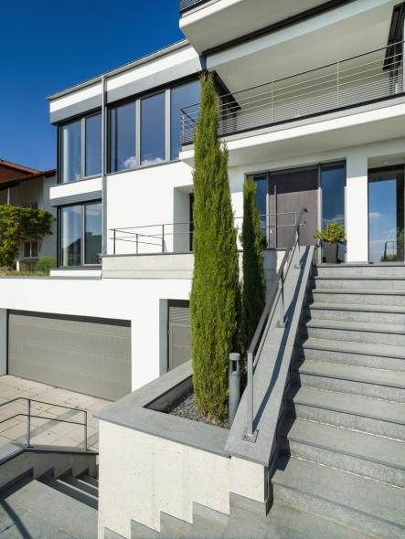 Großzügige Fensterfassade in Holz-Alu