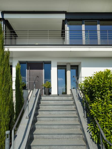 Aluminium-Haustüre und Holz-Alu Fenster