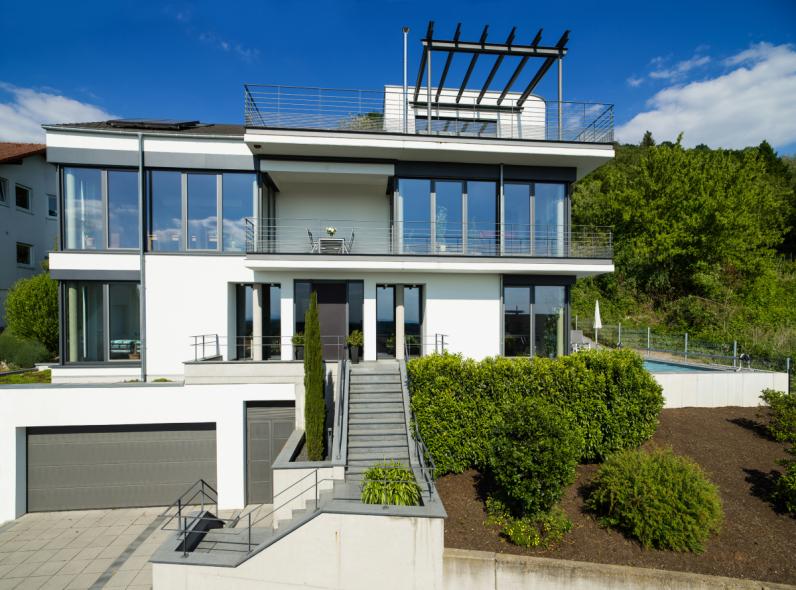Holz-Alu-Fenster und Alu-Haustüre mit Corten-Stahl