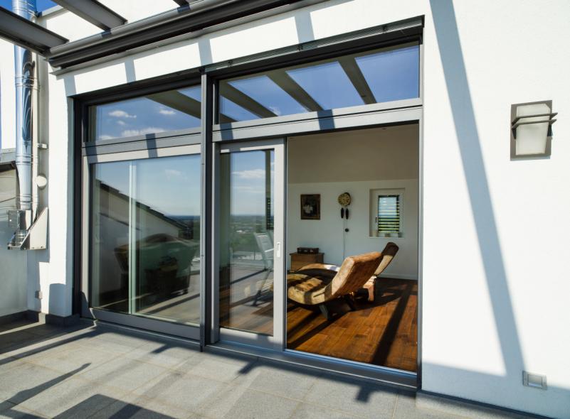 Hebe-Schiebetüre in Holz-Alu mit Oberlicht