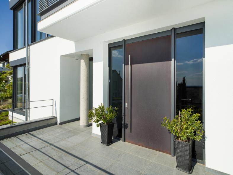 Haustüre Alu mit Seitenteilen und langer Griffstange in Edelstahl