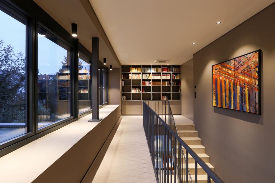 Holz-Alu-Fenster innenseitig, Oberfläche Kiefer RAL 7016 anthrazit