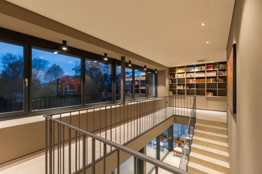 Holz-Alu-Fenster innenseitig, Oberfläche Kiefer RAL 7016 anthrazit