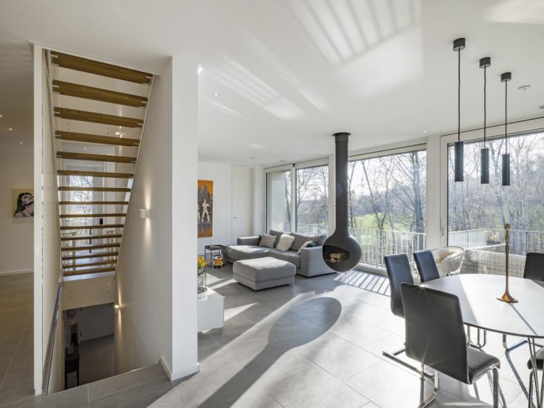 Holz-Alu-Schiebetüre und Festverglasung innenseitig