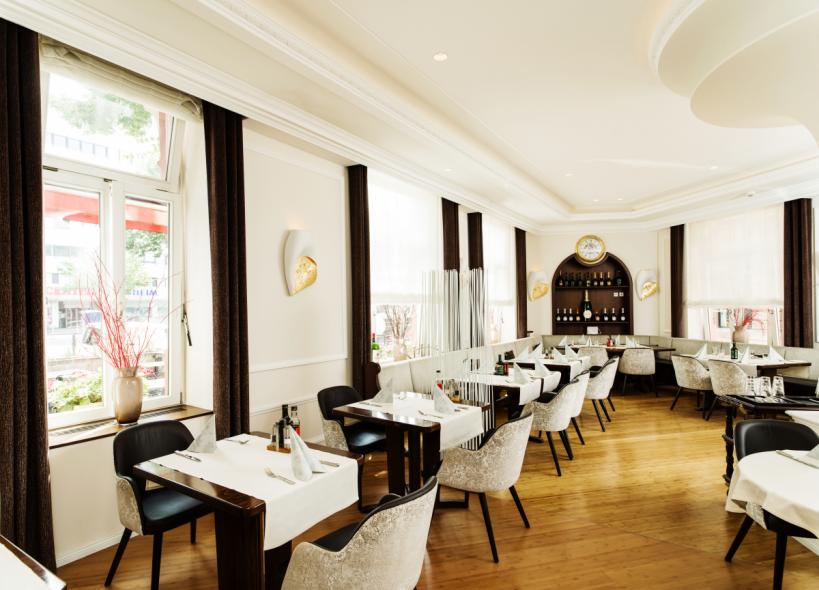 Holzfenster mit Wetterschenkel und Oberlicht 