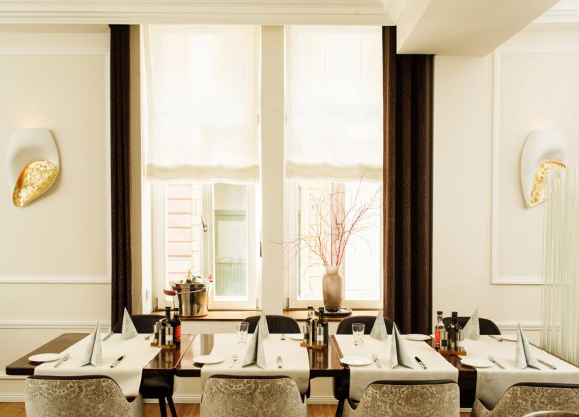 holzfenster-mit-wetterschenkel-bei-hotel-rosengarten