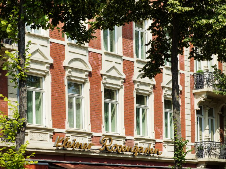 Holzfenster mit Oberlicht und Zierprofilen 