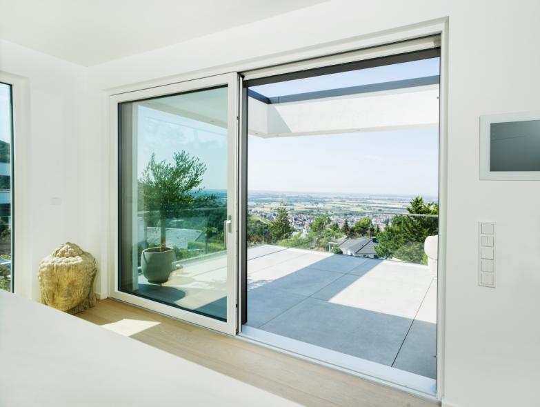 Hebe-Schiebetüre in Alu-Holz, Kiefer weiß lackiert