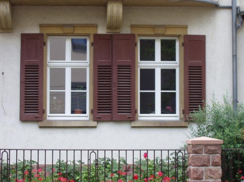 Holzfenster mit Sprossen, Oberlicht und Kämpferzierprofil