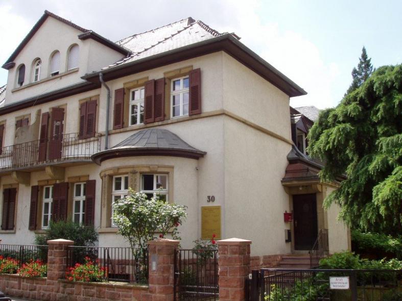 Stadtvilla mit Holzfenster weiß