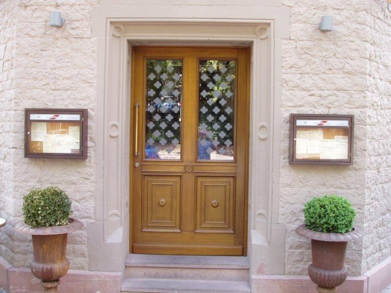 Holz-Nebentüre mit Zierelementen