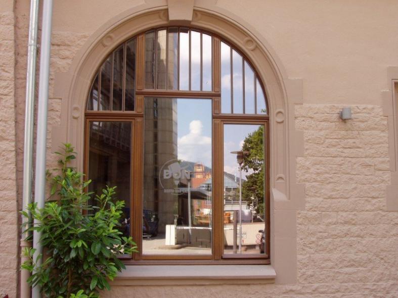 Holzfenster mit Rundbogen und Sprossen