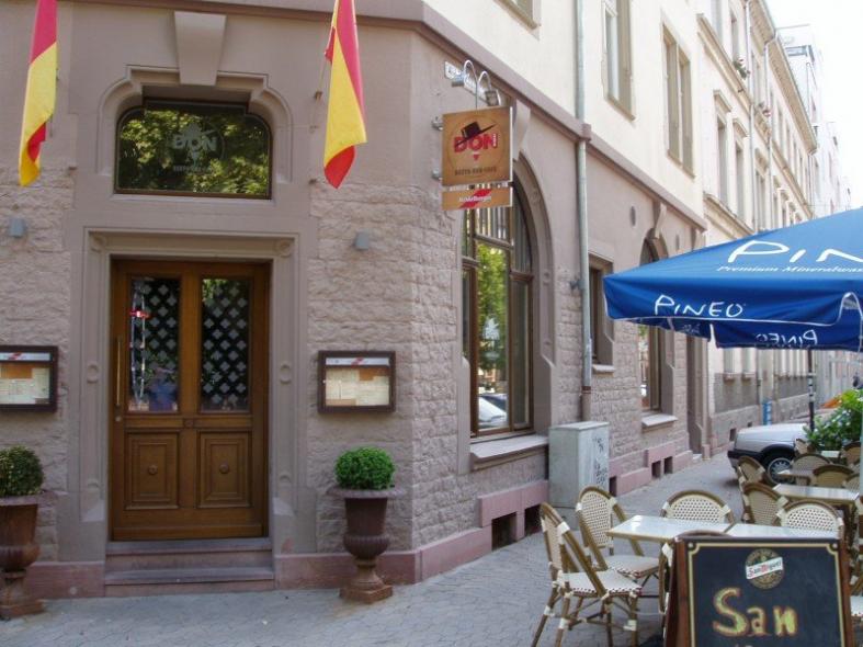 Eingangstüre in Holz mit Zierelementen