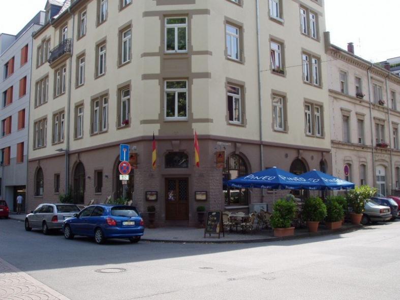 Eingangstüre und Fenster in Holz