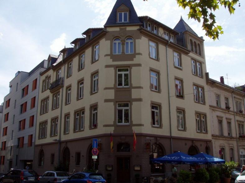 Eingangstüre und Fenster in Holz